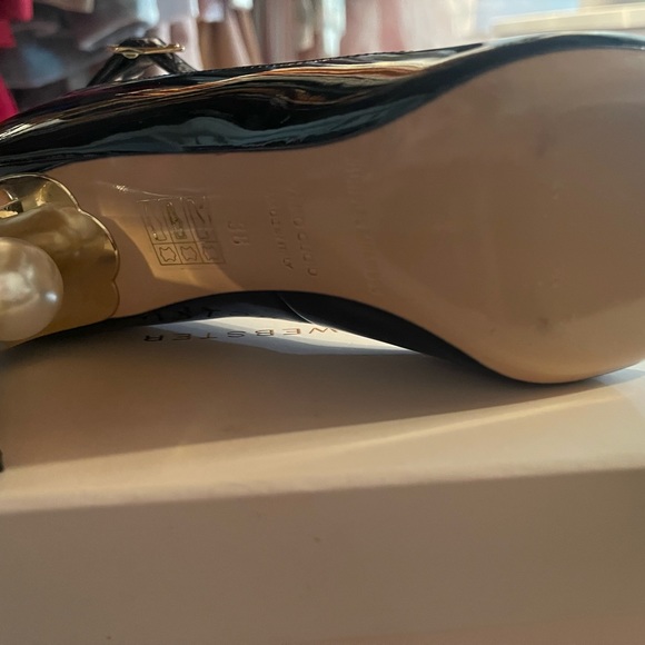 Nicolas Kirkwood black pump with large cream pearl under heel. - Picture 2 of 5